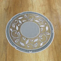 runde Tischdecke Viktoria in grau auf einem Holztisch aus einer anderen Perspektive