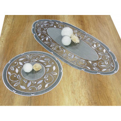 Ovaler Tischläufer  und runde Decke der Serie Viktoria in grau auf einem Holztisch