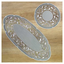 Edle Tischwäsche Viktoria in silbergrau in runder und ovaler Form eif einem struckturiertem Holztisch plaziert