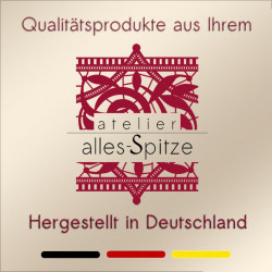 Qualitätszertifikat Hergestellt in Deutschland für Heimtextilien mit Plauener Spitze auf elegantem beigefarbenem Grund.
