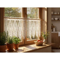 In der Küche dekoriert: Weiße Scheibengardine aus eleganter Plauener Spitze am Holzfenster für Landhaus-Deko.