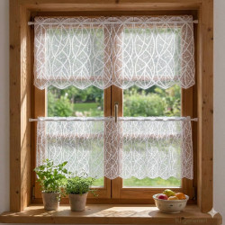 Moderne Spitzengardine Cloe an einem sonnendurchfluteten Holzfenster