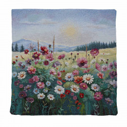 Im Hintergrund erstreckt sich eine sanfte Hügellandschaft mit dunklen Nadelwäldern unter einem weiten, leicht bewölkten Himmel. Im Vordegrund ist einen Blumenwiese auf diesem Gobelinkissenbezug abgebildet.