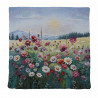 Im Hintergrund erstreckt sich eine sanfte Hügellandschaft mit dunklen Nadelwäldern unter einem weiten, leicht bewölkten Himmel. Im Vordegrund ist einen Blumenwiese auf diesem Gobelinkissenbezug abgebildet.
