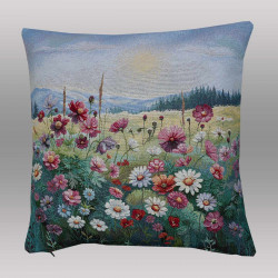 Eine dichte, farbenfrohe Blumenwiese mit naturgetreuen Kosmeen in Pink und Rot sowie zarten weißen Gänseblümchen sind auf diesem Gobelinkissenbezug abgebildet.