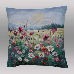 Eine dichte, farbenfrohe Blumenwiese mit naturgetreuen Kosmeen in Pink und Rot sowie zarten weißen Gänseblümchen sind auf diesem Gobelinkissenbezug abgebildet.