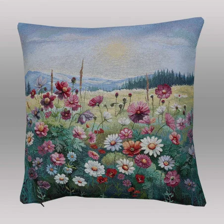 Eine dichte, farbenfrohe Blumenwiese mit naturgetreuen Kosmeen in Pink und Rot sowie zarten weißen Gänseblümchen sind auf diesem Gobelinkissenbezug abgebildet.