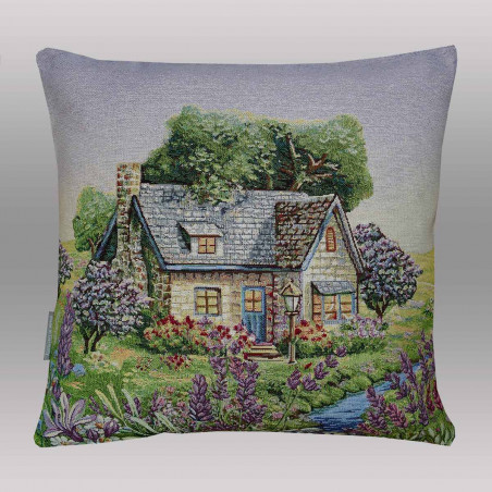 Ein kleines englisches Landhaus in einer üppig blühenden Landschaft mit einem Bach zeigt sich auf dieser verträumten Kissenhülle.