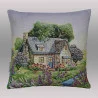Ein kleines englisches Landhaus in einer üppig blühenden Landschaft mit einem Bach zeigt sich auf dieser verträumten Kissenhülle.