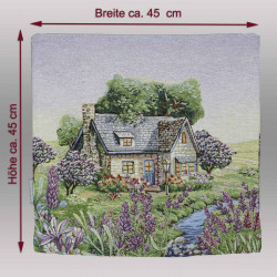 Ein kleines englisches Landhaus in einer üppig blühenden Landschaft mit einem Bach zeigt sich auf dieser verträumten Kissenhülle mit Massangaben.