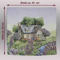 Ein kleines englisches Landhaus in einer üppig blühenden Landschaft mit einem Bach zeigt sich auf dieser verträumten Kissenhülle mit Massangaben.