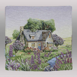 Ein kleines englisches Landhaus in einer üppig blühenden Landschaft mit einem Bach zeigt sich auf dieser verträumten Kissenhülle aus hochwertigem Gobelinstoff.