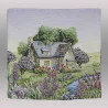Ein kleines englisches Landhaus in einer üppig blühenden Landschaft mit einem Bach zeigt sich auf dieser verträumten Kissenhülle aus hochwertigem Gobelinstoff.