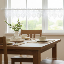 Elegante Plauener Spitze für Ihre Fenster: Die Kurzgardine Leona in Weiß besticht durch filigrane Stickerei & edle Luftspitze in 14 cm Höhe. Hochwertige Qualität Made in Germany für ein stilvolles Zuhause.