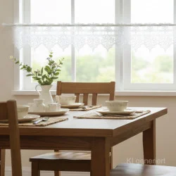 Elegante Plauener Spitze für Ihre Fenster: Die Kurzgardine Leona in Weiß besticht durch filigrane Stickerei & edle Luftspitze in 14 cm Höhe. Hochwertige Qualität Made in Germany für ein stilvolles Zuhause.