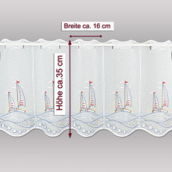 Diese hochwertige Scheibengardine mit Plauener Stickerei besticht durch ihr detailreiches Design: Majestätische Segelboote gleiten über sanfte, blau gestickte Wellen, während eine goldene Morgensonne am Horizont aufgeht. Hier sind noch die Massangaben angefügt.