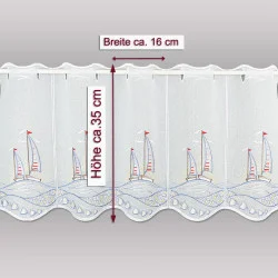 Diese hochwertige Scheibengardine mit Plauener Stickerei besticht durch ihr detailreiches Design: Majestätische Segelboote gleiten über sanfte, blau gestickte Wellen, während eine goldene Morgensonne am Horizont aufgeht. Hier sind noch die Massangaben angefügt.