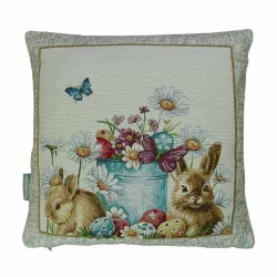 Zwischen den Hasen steht ein nostalgischer, hellblauer Metalleimer, der üppig mit weißen Margeriten und kleinen purpurfarbenen Blüten gefüllt ist.