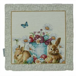 Im Zentrum stehen zwei naturgetreu dargestellte, braune Häschen mit aufgewecktem Blick. Einer blickt den Betrachter direkt an, während der andere im Profil erscheint.