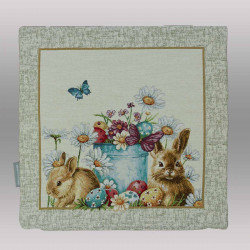 Diese hochwertige Kissenhülle besticht durch ein klassisches, fast malerisches Ostermotiv in traditioneller Weboptik.