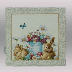 Diese hochwertige Kissenhülle besticht durch ein klassisches, fast malerisches Ostermotiv in traditioneller Weboptik.