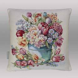 Verleihen Sie Ihrem Wohnzimmer eine frische, lebendige Atmosphäre mit unseren Zierkissen "Frühling". Das detailreiche Motiv zeigt ein prachtvolles Arrangement aus Tulpen, Narzissen und weiteren Frühlingsblühern in einem nostalgischen Eimer.