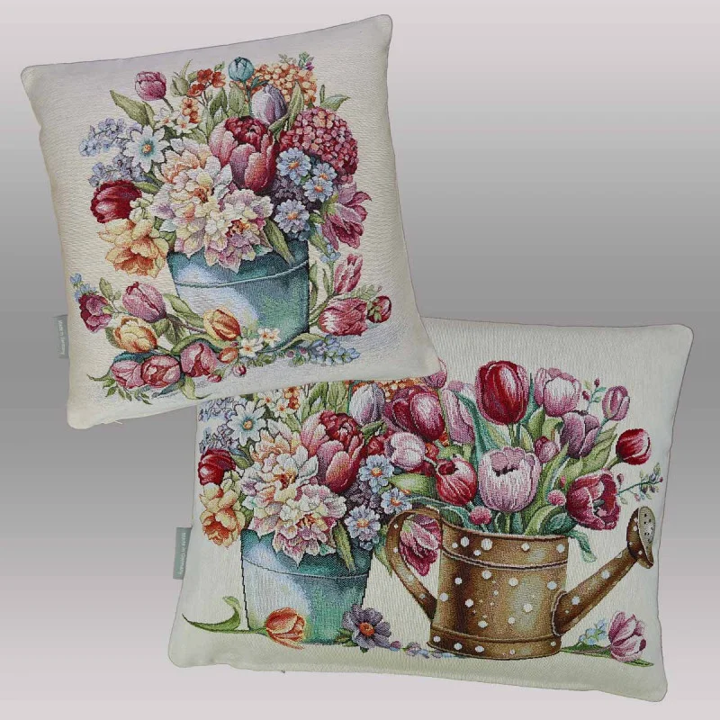 Verleihen Sie Ihrem Wohnzimmer eine frische, lebendige Atmosphäre mit unseren Zierkissen "Frühling". Das detailreiche Motiv zeigt ein prachtvolles Arrangement aus Tulpen, Narzissen und weiteren Frühlingsblühern in einem nostalgischen Eimer oder einer Gießkanne.