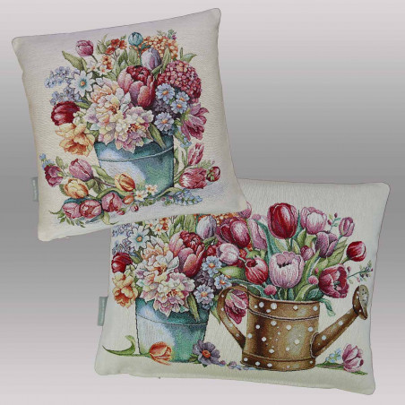 Verleihen Sie Ihrem Wohnzimmer eine frische, lebendige Atmosphäre mit unseren Zierkissen "Frühling". Das detailreiche Motiv zeigt ein prachtvolles Arrangement aus Tulpen, Narzissen und weiteren Frühlingsblühern in einem nostalgischen Eimer oder einer Gießkanne.