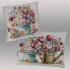 Verleihen Sie Ihrem Wohnzimmer eine frische, lebendige Atmosphäre mit unseren Zierkissen "Frühling". Das detailreiche Motiv zeigt ein prachtvolles Arrangement aus Tulpen, Narzissen und weiteren Frühlingsblühern in einem nostalgischen Eimer oder einer Gießkanne.