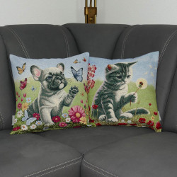 Das Kissen Mieze mit dem Kissen Bulldogge zusammen auf dem Sofa.