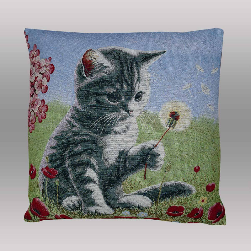 Bringen Sie mit unserem Kissenbezug "Mieze" den Charme verspielter Eleganz in Ihr Wohnzimmer. Das detailreiche Motiv zeigt eine neugierige Katze (Mieze) auf einer Blumenwiese, die behutsam nach einer Pusteblume greift.
