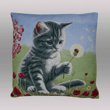 Bringen Sie mit unserem Kissenbezug "Mieze" den Charme verspielter Eleganz in Ihr Wohnzimmer. Das detailreiche Motiv zeigt eine neugierige Katze (Mieze) auf einer Blumenwiese, die behutsam nach einer Pusteblume greift.