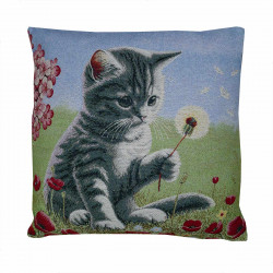 Bringen Sie mit unserem Kissenbezug "Mieze" den Charme verspielter Eleganz in Ihr Wohnzimmer. Das detailreiche Motiv zeigt eine neugierige Katze (Mieze) auf einer Blumenwiese, die behutsam nach einer Pusteblume greift.