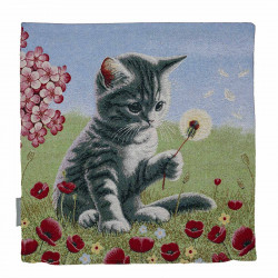 Bringen Sie mit unserem Kissenbezug "Mieze" den Charme verspielter Eleganz in Ihr Wohnzimmer. Das detailreiche Motiv zeigt eine neugierige Katze (Mieze) auf einer Blumenwiese, die behutsam nach einer Pusteblume greift.