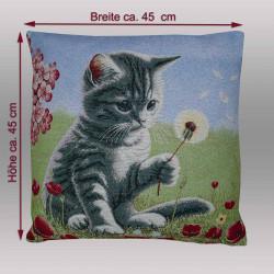Bringen Sie mit unserem Kissenbezug "Mieze" den Charme verspielter Eleganz in Ihr Wohnzimmer. Das detailreiche Motiv zeigt eine neugierige Katze (Mieze) auf einer Blumenwiese, die behutsam nach einer Pusteblume greift. Hier sind die Massangaben bereitgestellt.