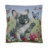 Bringen Sie Leben und Herzlichkeit in Ihre Wohnräume mit unserem exklusiven Kissenbezug "Kleine Bulldogge". Das detailverliebte Motiv zeigt eine verspielte französische Bulldogge auf einer bunten Blumenwiese, umgeben von tanzenden Schmetterlingen.