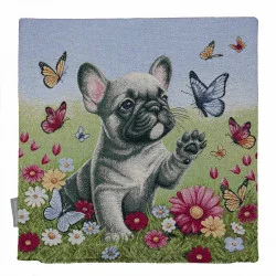 Der Kissenbezug "Kleine Bulldogge" ohne Füllung. Das detailverliebte Motiv zeigt eine verspielte französische Bulldogge auf einer bunten Blumenwiese, umgeben von tanzenden Schmetterlingen.