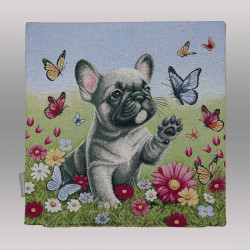 Bringen Sie Leben und Herzlichkeit in Ihre Wohnräume mit unserem exklusiven Kissenbezug "Kleine Bulldogge". Das detailverliebte Motiv zeigt eine verspielte französische Bulldogge auf einer bunten Blumenwiese, umgeben von tanzenden Schmetterlingen.