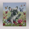 Bringen Sie Leben und Herzlichkeit in Ihre Wohnräume mit unserem exklusiven Kissenbezug "Kleine Bulldogge". Das detailverliebte Motiv zeigt eine verspielte französische Bulldogge auf einer bunten Blumenwiese, umgeben von tanzenden Schmetterlingen.