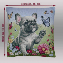 Der Kissenbezug "Kleine Bulldogge" mit Massangaben. Das detailverliebte Motiv zeigt eine verspielte französische Bulldogge auf einer bunten Blumenwiese, umgeben von tanzenden Schmetterlingen.