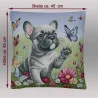 Der Kissenbezug "Kleine Bulldogge" mit Massangaben. Das detailverliebte Motiv zeigt eine verspielte französische Bulldogge auf einer bunten Blumenwiese, umgeben von tanzenden Schmetterlingen.