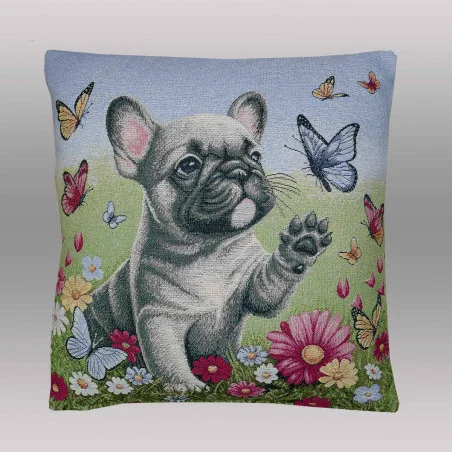 Bringen Sie Leben und Herzlichkeit in Ihre Wohnräume mit unserem exklusiven Kissenbezug "Kleine Bulldogge". Das detailverliebte Motiv zeigt eine verspielte französische Bulldogge auf einer bunten Blumenwiese, umgeben von tanzenden Schmetterlingen.