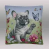 Bringen Sie Leben und Herzlichkeit in Ihre Wohnräume mit unserem exklusiven Kissenbezug "Kleine Bulldogge". Das detailverliebte Motiv zeigt eine verspielte französische Bulldogge auf einer bunten Blumenwiese, umgeben von tanzenden Schmetterlingen.
