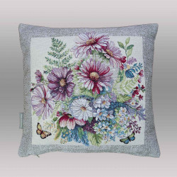 Eine sommerliche Wohlfühloase mit dem quadratischen Zierkissen mit Innenfüllung Schmuckkörbchen. Das detailreiche Webmotiv zeigt einen prachtvollen Strauß aus zarten Schmuckkörbchen in Pink und Weiß, ergänzt durch filigrane Farne und flatternde Schmetterlinge.