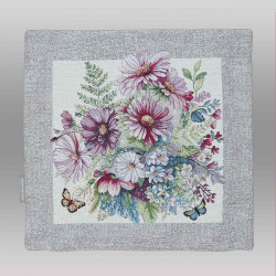 Eine sommerliche Wohlfühloase mit dem quadratischen Zierkissen Schmuckkörbchen ohne Füllung. Das detailreiche Webmotiv zeigt einen prachtvollen Strauß aus zarten Schmuckkörbchen in Pink und Weiß, ergänzt durch filigrane Farne und flatternde Schmetterlinge.