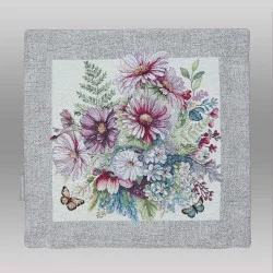 Eine sommerliche Wohlfühloase mit dem quadratischen Zierkissen Schmuckkörbchen ohne Füllung. Das detailreiche Webmotiv zeigt einen prachtvollen Strauß aus zarten Schmuckkörbchen in Pink und Weiß, ergänzt durch filigrane Farne und flatternde Schmetterlinge.