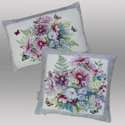 Verwandeln Sie Ihr Wohnzimmer in eine sommerliche Wohlfühloase mit dem Zierkissen Schmuckkörbchen. Das detailreiche Webmotiv zeigt einen prachtvollen Strauß aus zarten Schmuckkörbchen (Cosmos) in Pink und Weiß, ergänzt durch filigrane Farne und flatternde Schmetterlinge.