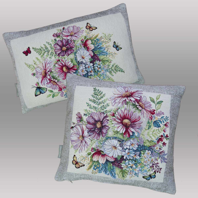 Verwandeln Sie Ihr Wohnzimmer in eine sommerliche Wohlfühloase mit dem Zierkissen Schmuckkörbchen. Das detailreiche Webmotiv zeigt einen prachtvollen Strauß aus zarten Schmuckkörbchen (Cosmos) in Pink und Weiß, ergänzt durch filigrane Farne und flatternde Schmetterlinge.
