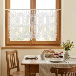 Diese Gardine Elise ist ein Klassiker der Textilkunst und wirkt am Fenster zeitlos und elegant.