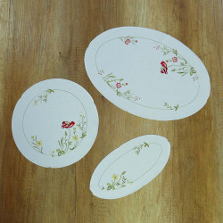 Set aus 3 weißen Platzsets mit floraler Stickerei in Rot und Gelb auf Holzgrund für die Heimtextilien-Deko.